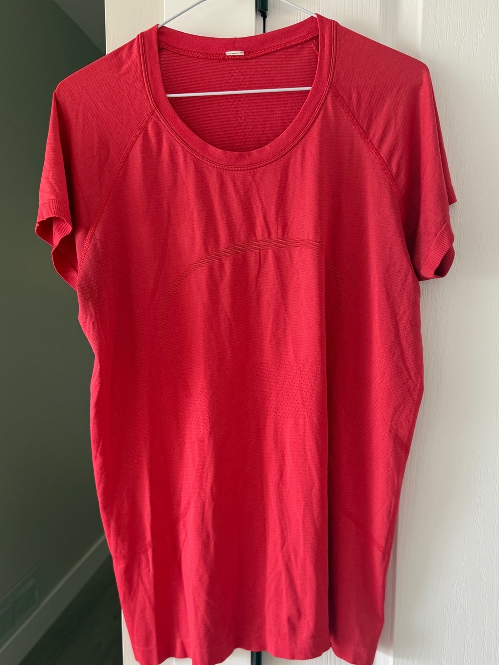 Lululemon Swiftly Tech 2.0 Short Sleeve (Breeze) *Relaxed Fit
Aries red size 14